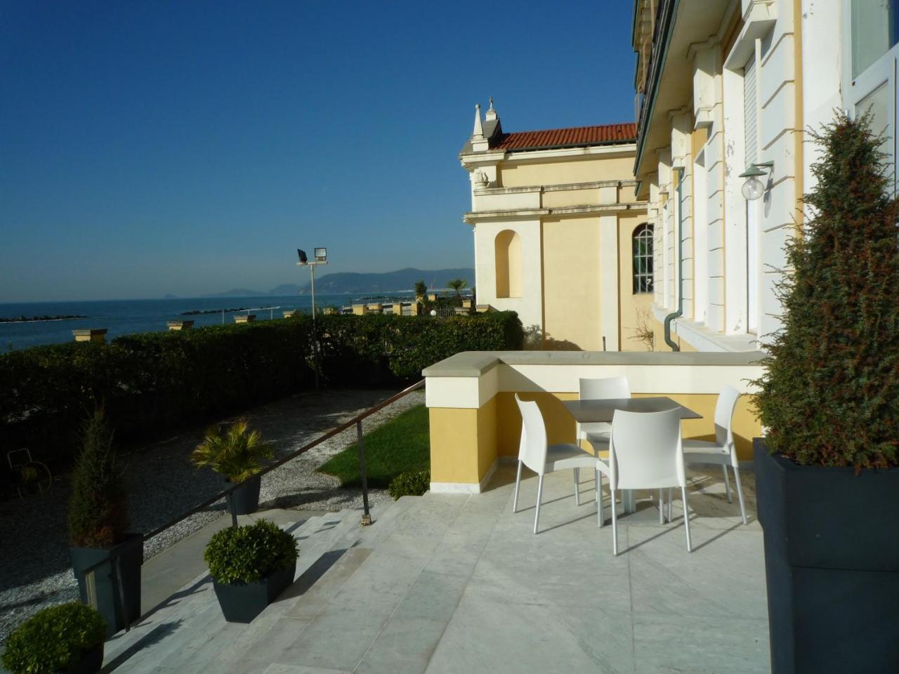 Casa F.A.C.I Hotel Marina di Massa Luaran gambar